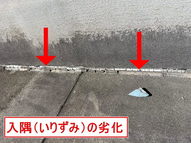 甲斐市でシート防水とパラペットの間（入隅）が劣化してひび割れる様子