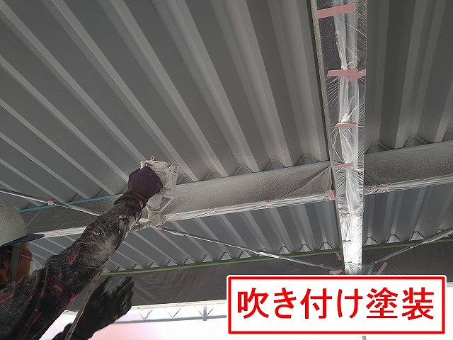 富士吉田市で折板屋根の裏側（内側）にケツロナイン（結露防止塗料）を吹き付ける様子