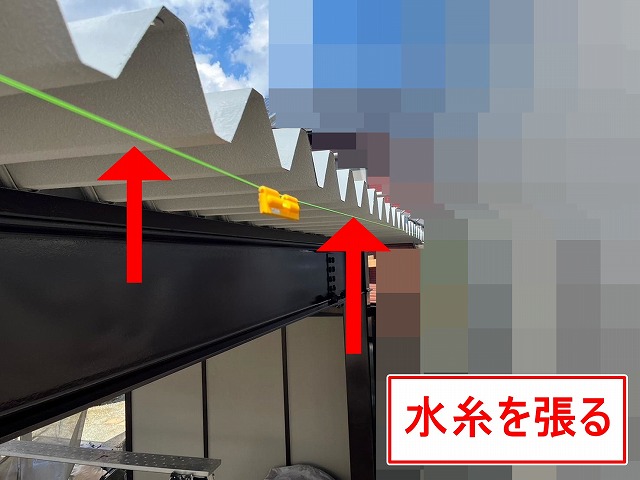 富士吉田市で水糸を張って吊り金具の位置を決める様子