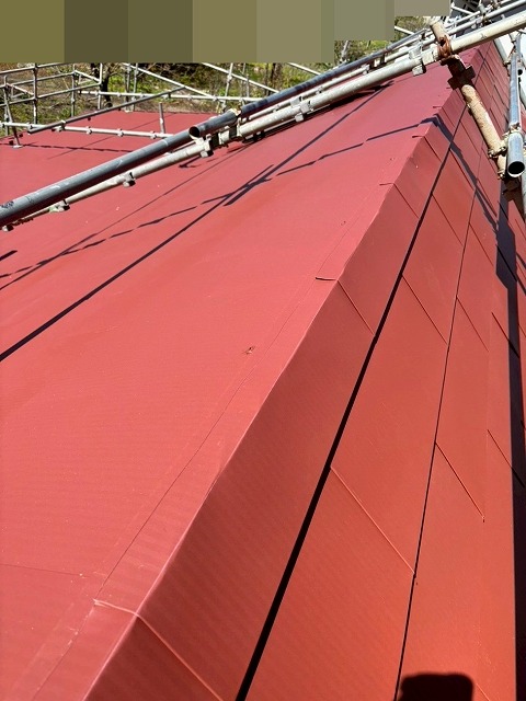 北杜市で棟に換気棟を設置する様子