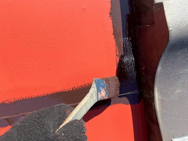 甲府市でトタン屋根塗装の際に、雨漏れ箇所を変性シリコンシールで補修する様子