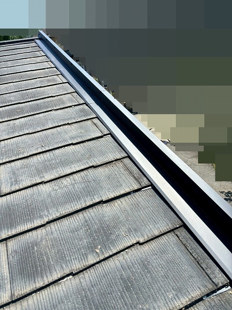 北杜市でケラバに板金カバーをする様子