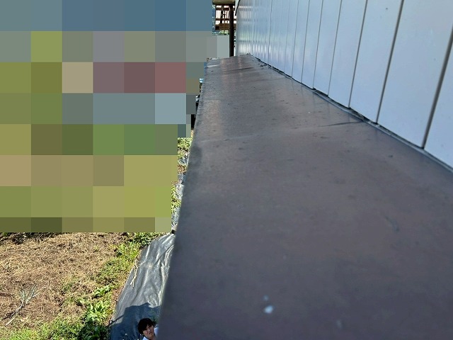 大月市で庇に色あせ・錆が発生している様子