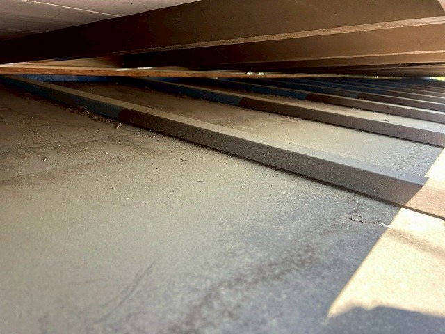 大月市で瓦棒葺きトタン屋根のケレン作業のビフォーアフター