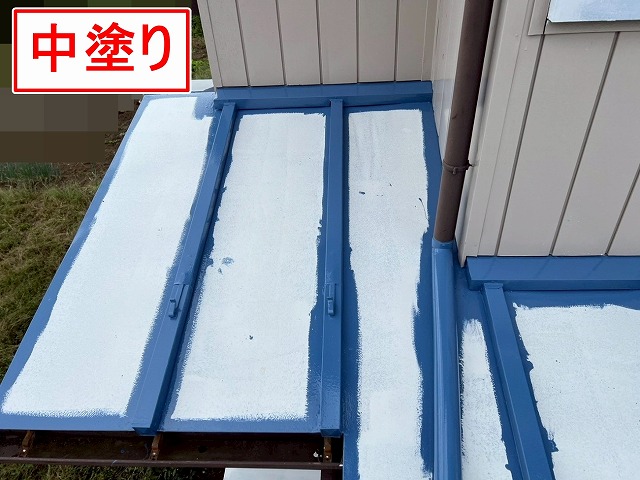 大月市で金属屋根（トタン屋根）にサーモアイSiを使用して中塗りを行う様子