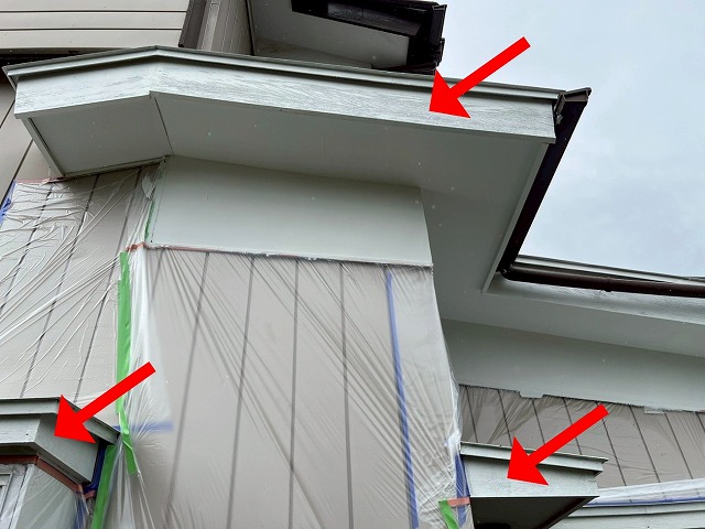 大月市で木材（木部）の付帯部で養生・下塗りを行う様子