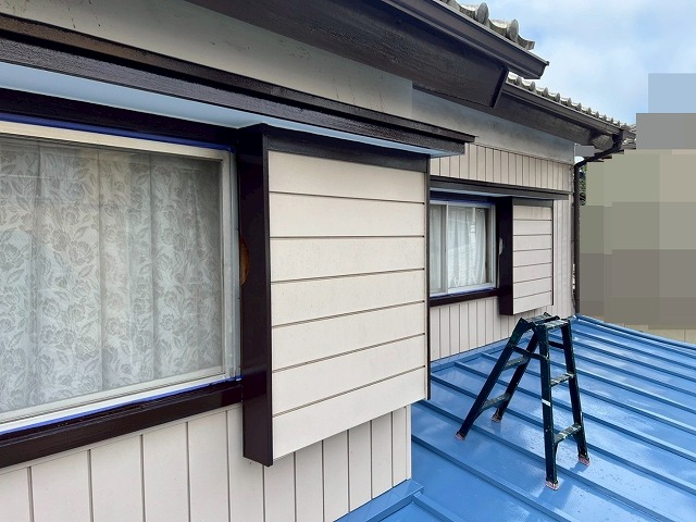 大月市で付帯部（木部）の仕上げ塗装の完工時の様子