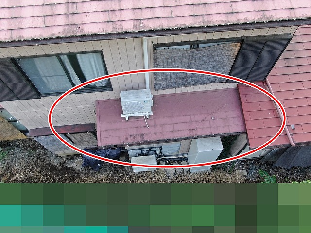 都留市で下屋根に粘着層付の改質アスファルトルーフィングを設置する様子