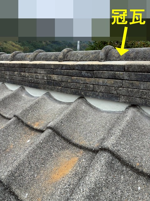 山梨市で崩壊した棟瓦の積み直し工事（シルガード使用）を行う様子