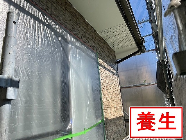 西八代郡市川三郷町でクリヤー塗装（ロイヤルセラクリヤー）の前に養生をかける様子
