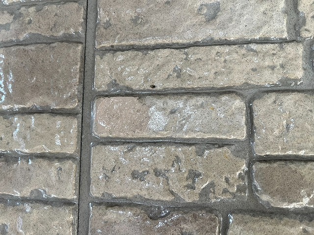 西八代郡市川三郷町でサイディング外壁の傷にリペア（補修）を行う様子