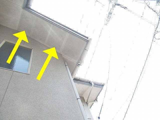 甲府市で住宅の軒天がカビて黒ずんでいる様子