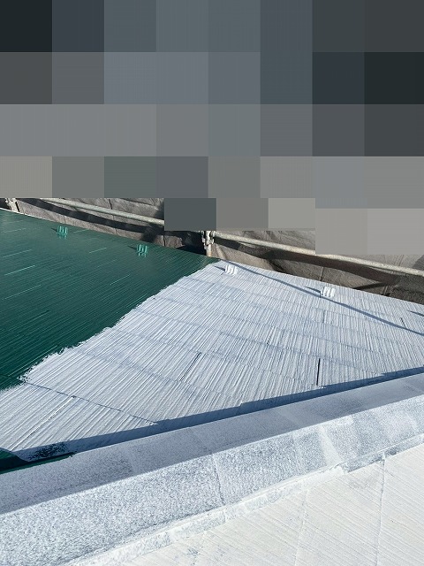 甲府市でスレート屋根にファインパーフェクトベストを塗装する様子（中塗り）