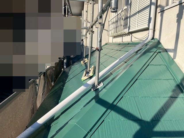 甲府市でコロニアル屋根（下屋根）の塗装ビフォーアフター（ドローン撮影）