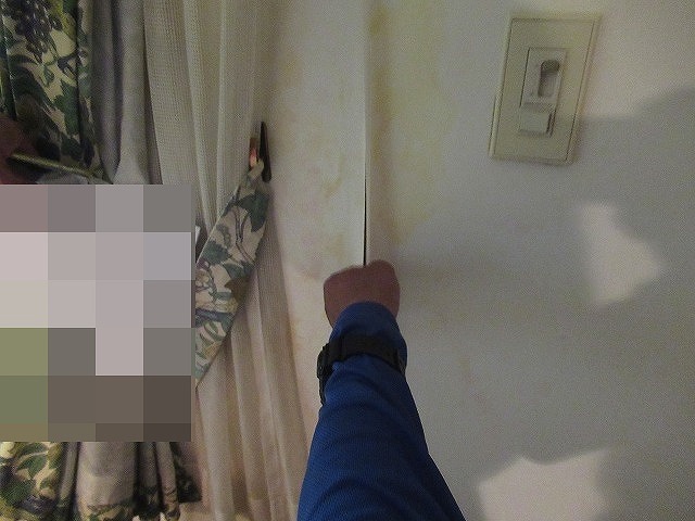 八ヶ岳高原海の口自然郷の別荘で雨漏りにより剥がれ・雨染みの目立つ室内クロス