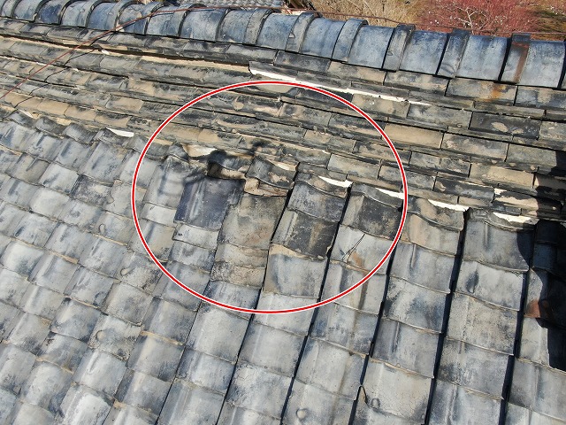 南アルプス市で瓦屋根のドローン調査時に確認された平瓦のズレ（破損）