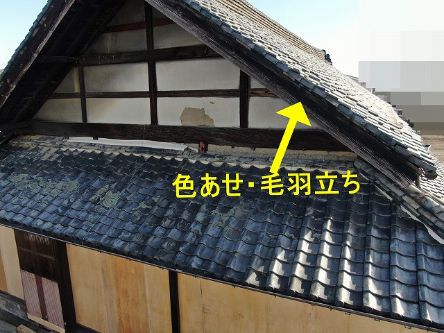 南アルプス市で木部の破風が色あせて毛羽立っている様子