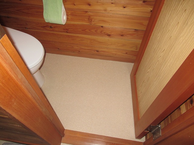 八ヶ岳高原海の口自然郷の別荘で床にCF上張り後のトイレ