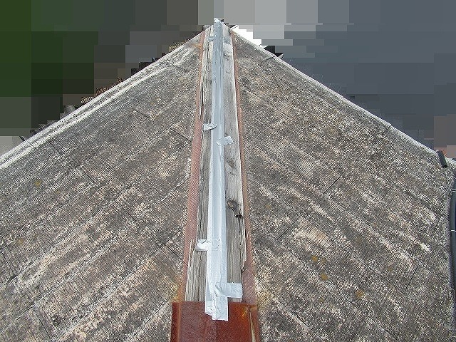 南アルプス市で飛散した板金・貫板から漏水を防ぐために応急処置を行う様子