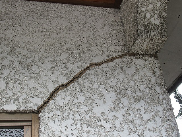 南アルプス市で開口クラック（窓や扉付近のクラック）のあるモルタル外壁