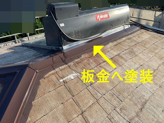 南アルプス市で屋根塗装の際に棟板金にも塗装を行う様子