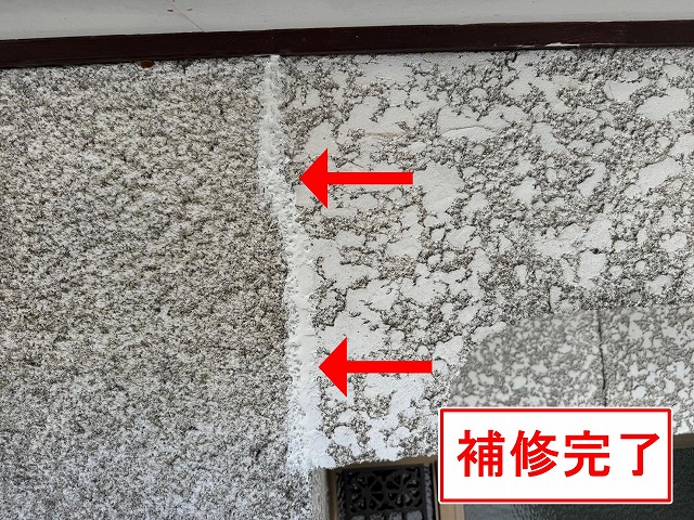 南アルプス市で外壁クラックにシーリング（コーキング）補修を行う様子