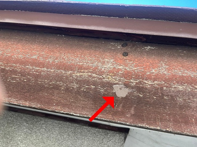 南アルプス市でコーキング材で補修した金具跡