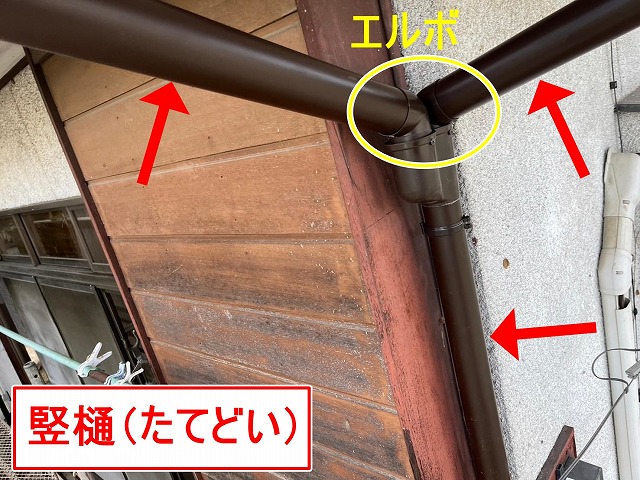 南アルプス市で竪樋を設置する様子
