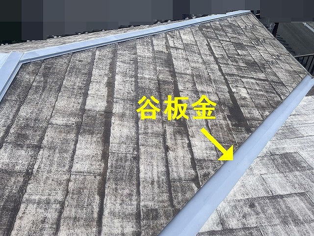 甲府市でｂ錆びた板金に錆止め（ハイポンファインデクロ）を塗装する様子