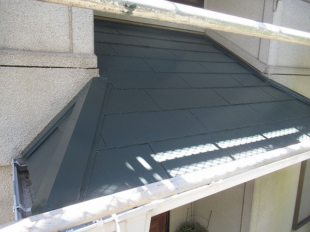 甲府市でスレート（コロニアル）の下屋根塗装ビフォーアフター