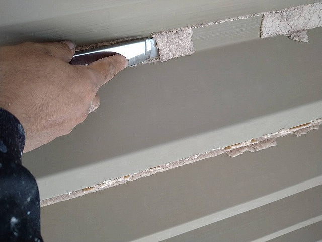 富士吉田市でカーポート折板屋根のペフ（裏張り材）を剥がす様子