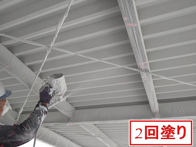 富士吉田市で折板屋根の裏側（内側）にケツロナイン（結露防止塗料）を突き付ける様子