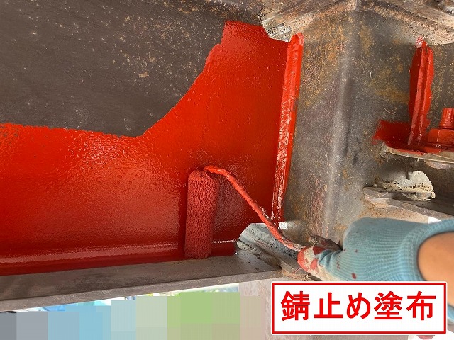 富士吉田市でカーポートの支柱に下塗り（錆止め）を行う様子