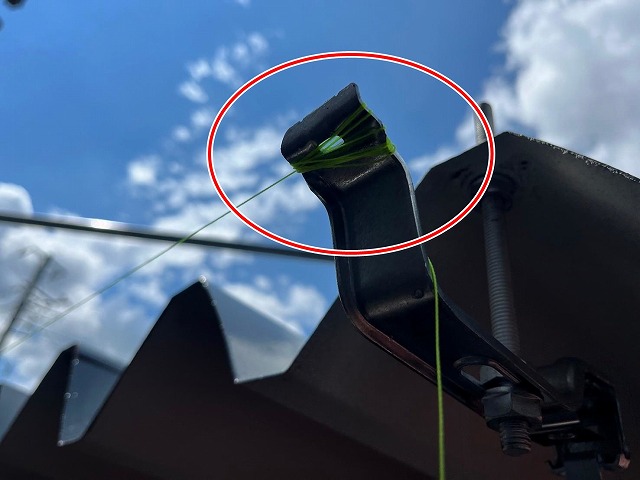 富士吉田市で水糸を張って吊り金具の位置を決める様子