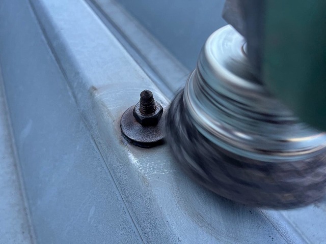 富士吉田市でグラインダー（電動工具）を用いて表面を研磨（ケレン作業・目粗し）する様子