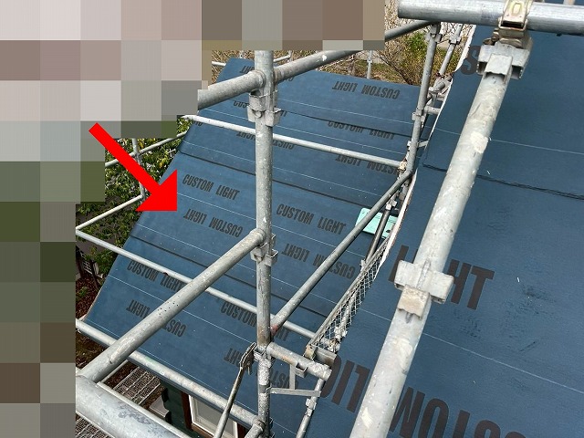 甲府市でアスファルトシングル屋根の下屋根・庇にカバー工法で防水シート（防水紙）を設置する様子