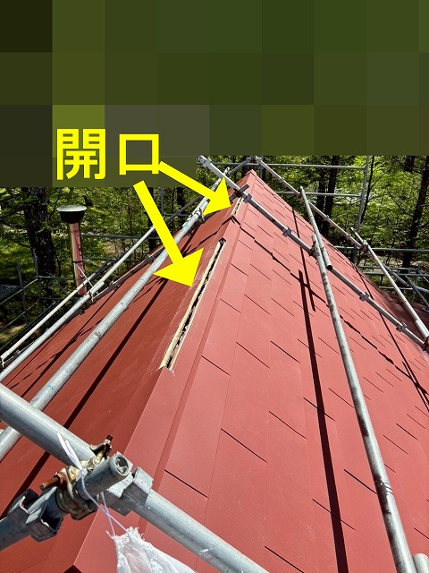 北杜市で換気棟を設置する際に、棟を開口する様子