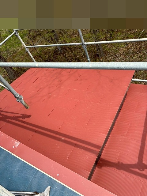 北杜市で下屋根・庇をSGL鋼板にカバー工法する様子