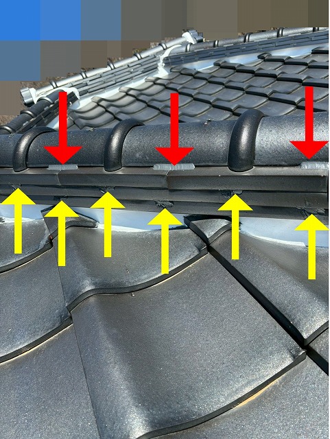 甲府市で瓦の積み直しとラバーロック工法を行う様子