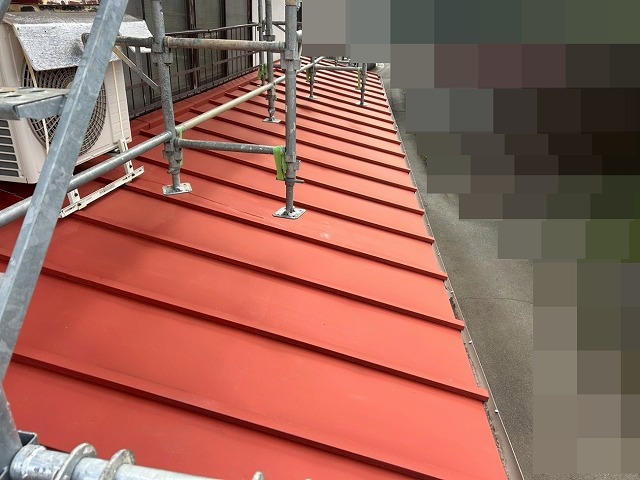 大月市で瓦棒葺きトタン屋根に錆止め塗装をする様子