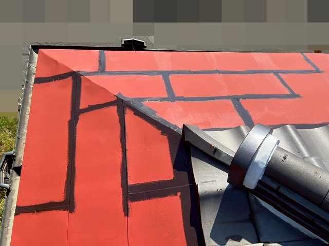 甲府市でトタン屋根塗装の際に、雨漏れ箇所を変性シリコンシールで補修する様子