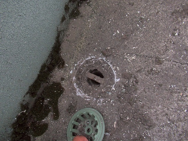 甲府市でベランダ防水のドレン（排水口）調査