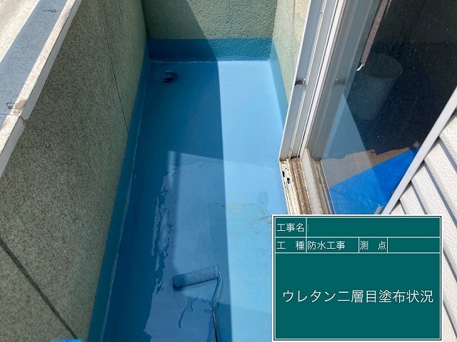 甲府市でベランダ防水（バルコニー防水）にウレタン樹脂塗装（2層目）を行う様子
