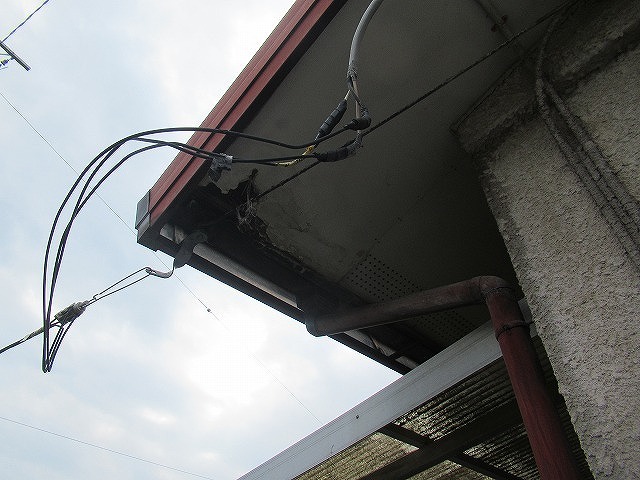 北杜市で穴の開いた軒天の張替工事ビフォーアフター