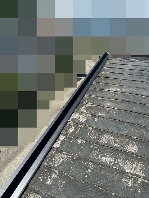 北杜市でケラバに板金カバーをする様子