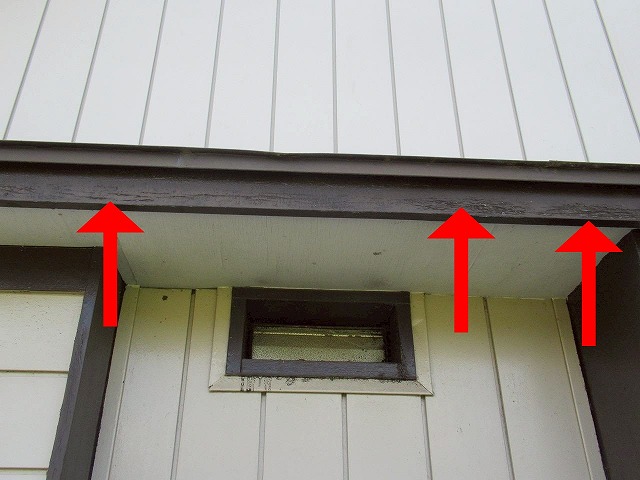 大月市で木部に塗膜剥がれ・ささくれ（毛羽立ち）が起こっている様子