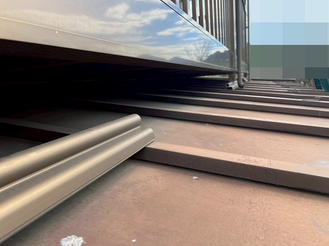 大月市で瓦棒葺きトタン屋根のケレン作業のビフォーアフター