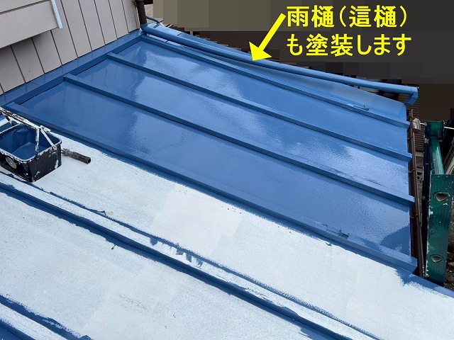 大月市で金属屋根（トタン屋根）にサーモアイSiを使用して中塗りを行う様子