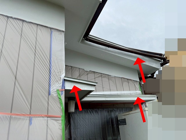 大月市で木材（木部）の付帯部で養生・下塗りを行う様子