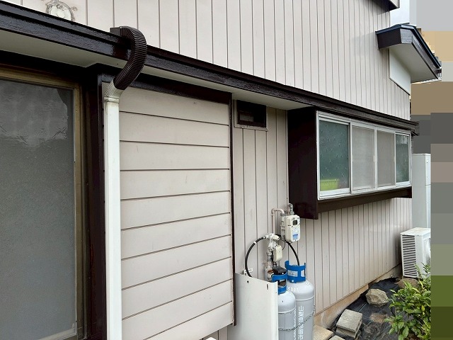 大月市で付帯部（木部）の仕上げ塗装の完工時の様子